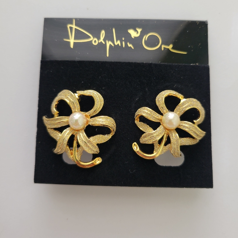NOS Dolphin Ore Pierced Earrings Flower Sparkly Gold Tone Faux Pearl Fashion